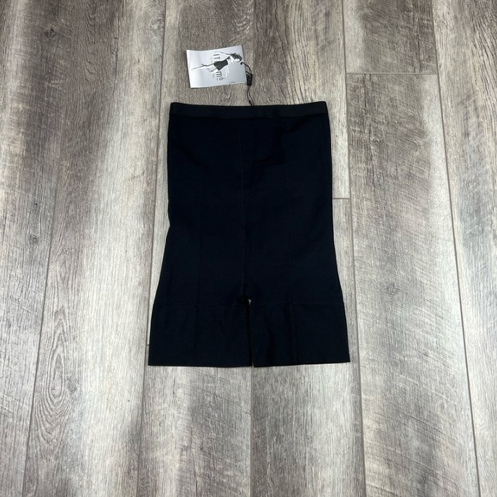 Item M6 Black Shape Wear Shorts‎
